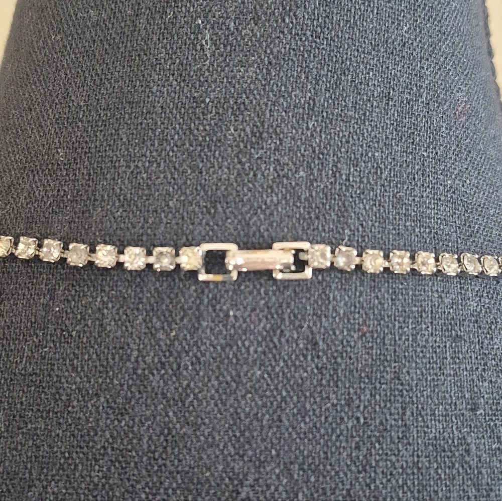 VINTAGE Clear Rhinestones in Silver Tone Setting Tennis Necklace - Picture 12 of 16